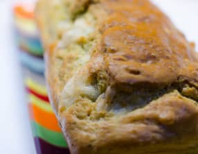 Cake au pesto, au chèvre et aux pignons de pin