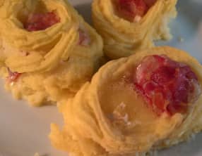 Nids de pommes de terre, lard et camembert