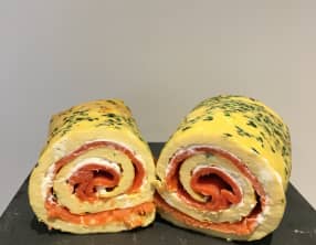 Omelette roulée au saumon fumé