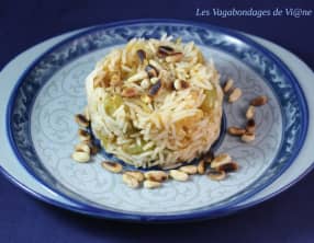 Riz aux oignons confits, raisins et pignons