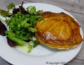 Saint Jacques en coque feuilletée aux jeunes poireaux, crème de châtaignes au curry
