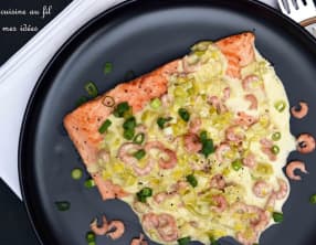 Filet de saumon et sa fondue de poireaux au curry et crevettes grises