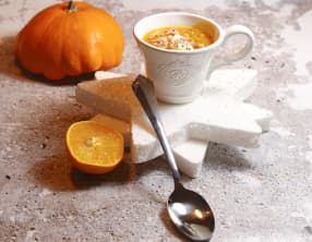Velouté de potimarron à l'orange lardons et chèvre frais