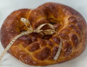 Neijohrsbretschdell brioche de nouvel an en forme de bretzel
