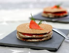 Millefeuille de crêpes au saumon fumé, fromage frais et concombre