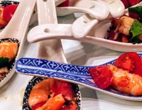 Crevettes marinées sur lit d’avocat