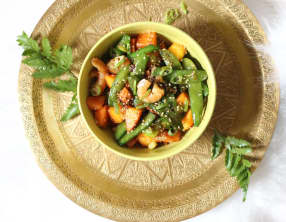 Wok crevettes, pois gourmands, ciboule et kaki