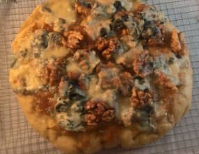 Focaccia au roquefort, oignons caramélisés et noix
