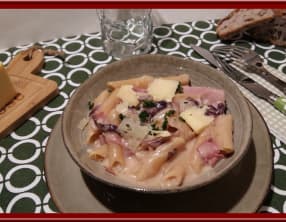 Penne au bacon et à la salade trévise