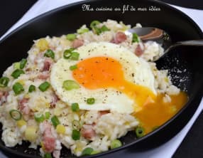 Risotto aux poireaux, lardons grillés et oeuf sur le plat