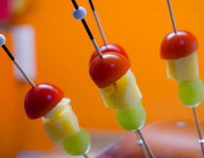 Brochettes de tomates cerises, de Comté et de raisin blanc