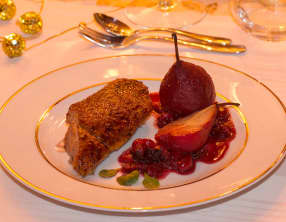 Canette rôtie, poires au vin et sauce aux canneberges