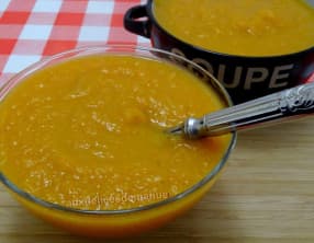 Soupe de potiron et légumes à la poitrine fumée