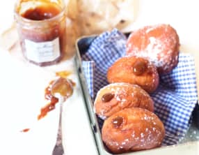 Beignets au caramel au praliné avec noisettes torréfiées