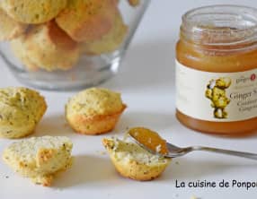 Scone aux graines de pavot parfumé au citron et garni de confiture de gingembre