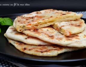 Pains naans à la mozzarella, tomate et basilic