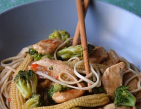 Poulet caramélisé aux légumes et aux nouilles