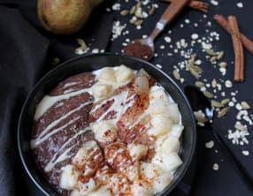 Porridge poire crue et rôtie, cacao, cannelle et cardamome