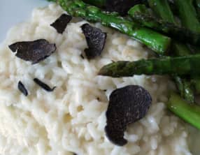 Risotto aux asperges, tomme de chèvre et truffes