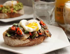 Tartine de pain au levain aux champignons et oeuf poché