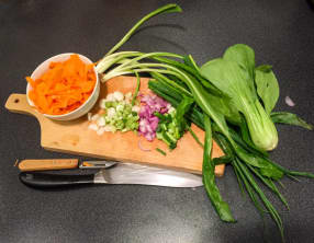 Pak choi rôti et riz sauté à la vietnamienne
