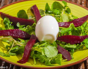 Salade de cresson, betterave et oeuf dur