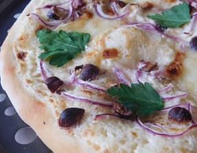 Pizza au chèvre et au miel