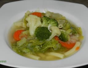Un bouillon de légumes et de macaroni venant du frigo