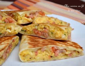 Quesadillas aux oeufs brouillés, saumon fumé et crevettes grises