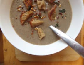 Velouté de champignons et croutons de pain au levain, à l'ail et à la sauge