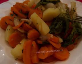 Rata de carottes, pommes de terre, feuilles de chêne et oignons frais