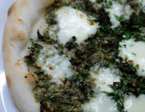Pizza au pesto de chou kale et à la mozzarella