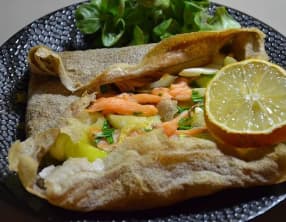 Crêpe ou galette au saumon et fondue de poireau