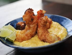 Crevettes panées et purée de maïs