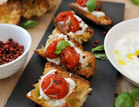 Bruschetta tomates cerise rôties au miel et stacciatella