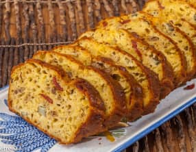Cake campagnard au pâté, cornichons et huile de noix