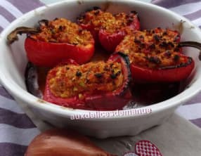 Poivrons farcis au poulet, courgette, semoule et coulis de tomates