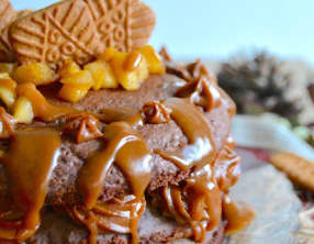 Layer cake végan chocolat, spéculoos pommes caramélisées