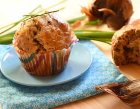 Muffins à l'ail noir, stilton et cardamome