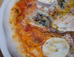 Pizza au chèvre, au bleu et au parmesan