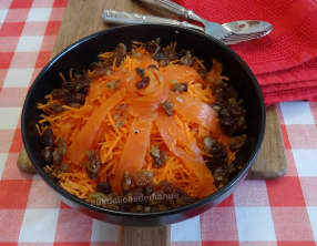 Carottes râpées et truite fumée aux raisins sec rissolés