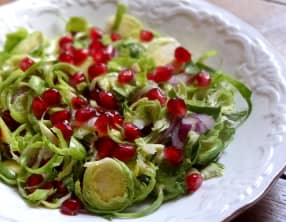 Salade de choux de Bruxelles crus et grenade
