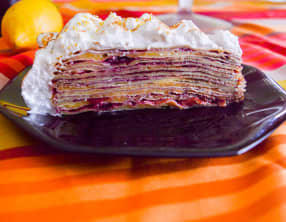 Gâteau de crêpes citron, cassis, framboises