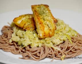 Dos de cabillaud sur un lit de poireaux et nouilles au sarrasin