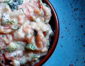 Salade de tomates au beurre de cacahuètes