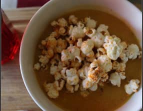 Velouté de butternut au maïs et popcorn pimenté