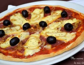 Pizza au Reblochon, salami rosette et oignons grillés