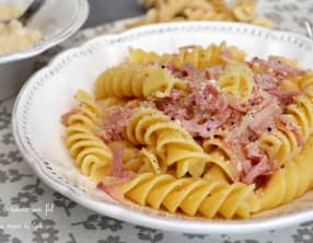 Pâtes fusillone au jambon grillé, vin blanc et oignons fondants