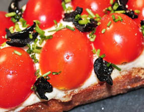 Bruschetta : Brandade de Morue, Tomates et Olives