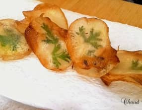 Chips décorés aux herbes fraîches